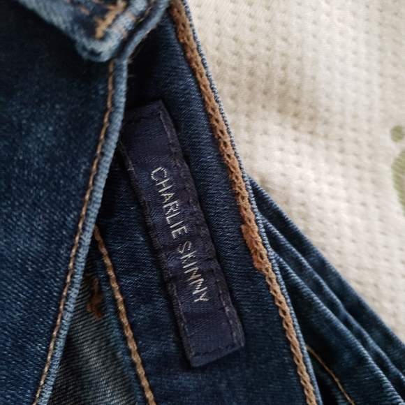 2 pairs of Lucky brand jeans, 0/25 Charlie skinny - Picture 6 of 9